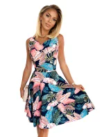 Tmavě modré rozšířené dámské šaty se vzorem listů a s výstřihem ve tvaru srdce 114-17 Tmavě modré rozšířené dámské šaty se vzorem listů a s výstřihem ve tvaru srdce 114-17