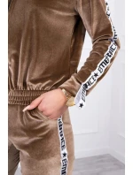 Velurová souprava s ozdobnými stuhami hnědá Velurová souprava s ozdobnými stuhami hnědá