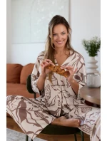 Luna si rozepnula pyžamo.