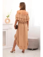 Dámské šaty s odhalenými rameny a prodlouženými zády velbloud