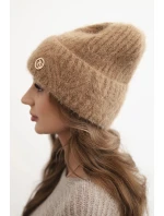 Dámská zimní čepice z huňaté příze a s elegantním knoflíkem camelová