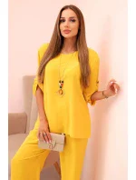 Dámský komplet s halenkou s náhrdelníkem a širokými nohavicemi žlutý Dámský komplet s halenkou s náhrdelníkem a širokými nohavicemi žlutý