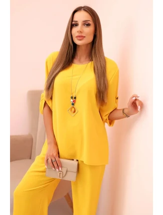 Dámský komplet s halenkou s náhrdelníkem a širokými nohavicemi žlutý Dámský komplet s halenkou s náhrdelníkem a širokými nohavicemi žlutý