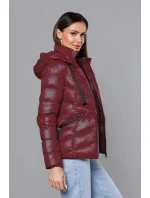 Krátká dámská zimní bunda v třešňové barvě (23066-7)