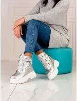 Krásné dámské šedo-stříbrné sněhule na plochém podpatku Krásné dámské šedo-stříbrné sněhule na plochém podpatku