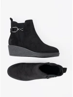 Praktické dámské černé kotníčkové boty na klínku Praktické dámské černé kotníčkové boty na klínku
