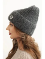 Dámská zimní čepice z huňaté pleteniny a s elegantním knoflíkem grafitová Dámská zimní čepice z huňaté pleteniny a s elegantním knoflíkem grafitová