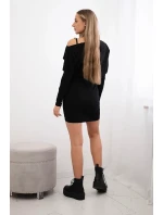 Šaty se zdobením na ramenou černé