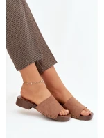 Ženské pantofle na plochém podpatku se zlatými přezkami Hnědé Girella