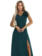 669-1 Romantické maxi šaty s květinou na rameni a rozparkem - lahvově zelené