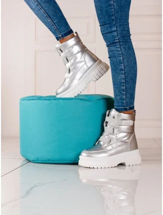 Krásné dámské šedo-stříbrné sněhule na plochém podpatku Krásné dámské šedo-stříbrné sněhule na plochém podpatku