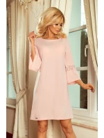 Dámské šaty v pastelově růžové barvě s krajkou na rukávech model 5917659 Dámské šaty v pastelově růžové barvě s krajkou na rukávech model 5917659
