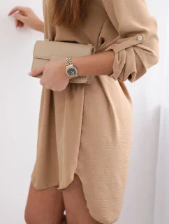 Šaty s delšími zády a pásem béžová