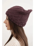 Dámská zimní čepice s ozdobným pletením a klasickým střihem K372 tmavě fialová