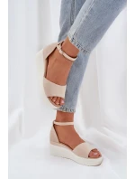 Lehké sandály na platformě a jemném klínu světle béžové Gillifia