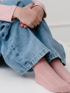 DÍVČÍ NOHY S MĚKKÝM VZOREM 004