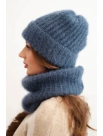 Dámská souprava čepice a zimní huňatý nákrčník s ozdobným emblémem jeansový kolor