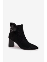 Semišové dámské boty na sloupkovém podpatku s ozdobou D&A – černé