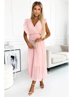 470-1 GIORGIA Plisované šaty s volánky, výstřihem a zlatým řetízkem - BRUSSWINE