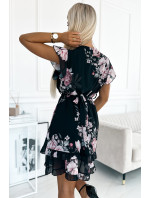 PATRIZIA - Černé dámské šaty s přeloženým obálkovým výstřihem, opaskem, krátkými rukávy a se vzorem růží 468-2