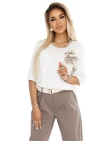 592-1 Pohodlná halenka s květinovou aplikací na rameni - ECRU 592-1 Pohodlná halenka s květinovou aplikací na rameni - ECRU