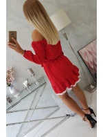 Šaty s odhalenými rameny a krajkou červené barvy