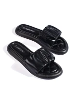 Pěkné dámské černé nazouváky na plochém podpatku Pěkné dámské černé nazouváky na plochém podpatku