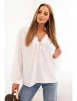 Dámská blůza s viskózou s nařaseným výstřihem a ozdobou bílá Dámská blůza s viskózou s nařaseným výstřihem a ozdobou bílá