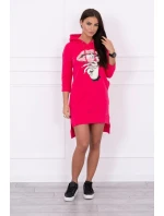 Šaty s delšími zády a barevným potiskem fuchsiové barvy