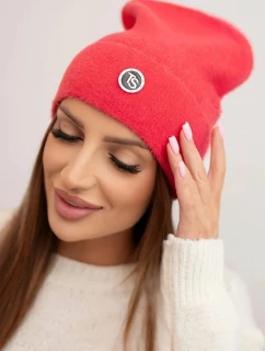 Dámská měkká čepice z alpaky s ozdobnou plaketou malinová