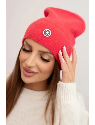 Dámská měkká čepice z alpaky s ozdobnou plaketou malinová