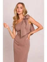 M847 Šaty na jedno rameno s mašlí - mocca