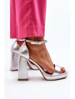 Moderní zamszové sandálky na čtvercovém podpatku stříbrné Merila