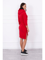 Šaty s delším zadním dílem a barevným červeným potiskem
