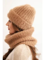 Dámský set čepice a zimního šály huňatý s ozdobným emblémem camelový