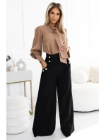 578-1 Jedinečná halenka s dlouhými rukávy, vázáním a knoflíky - karamelová barva - moka pěna