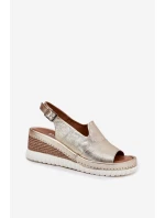 Dámské Kožené Sandály Na Klínu Artiker 56C0920 Zlaté Dámské Kožené Sandály Na Klínu Artiker 56C0920 Zlaté