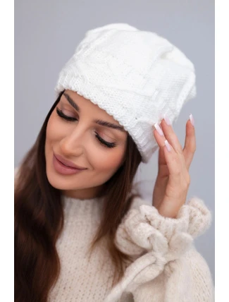 Dámská zimní pletená čepice s ozdobným vzorem K403 bílá