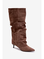 Zvrásněné kozačky s kitten heel na klínu z semiše v khaki barvě Lowen Zvrásněné kozačky s kitten heel na klínu z semiše v khaki barvě Lowen
