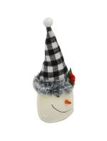 DEKORATIVNÍ SNĚHULÁK 20CM S ČERNOBÍLOU KOSTKOVANOU ČEPICÍ