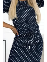 13-157 Sportovní šaty s vázáním a kapsami - džínovina s malými puntíky 13-157 Sportovní šaty s vázáním a kapsami - džínovina s malými puntíky
