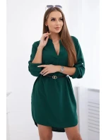Šaty s delšími zády a pásem tmavě zelená