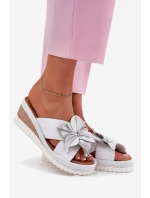 Kožené Dámské Klapky Na Platformě S Ozdobným Květem Artiker Bílá-Stříbrná 54C0538