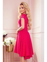 PATRICIA - Dámské šaty v malinové barvě s delším zadním dílem a krajkovým výstřihem 300-6