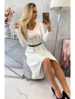 Šaty s ozdobným páskem a nápisem ecru Šaty s ozdobným páskem a nápisem ecru