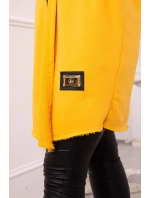 Plášť s hořčičným nápisem