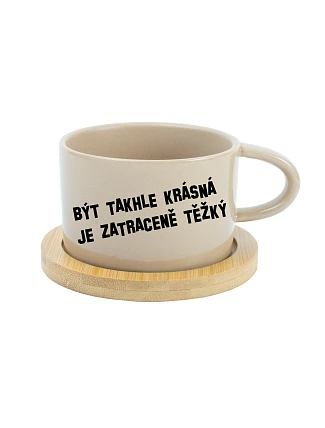 BÝT TAKHLE KRÁSNÁ JE ZATRACENÉ TEŽKÝ - krémový hrníček makronka 200 ml BÝT TAKHLE KRÁSNÁ JE ZATRACENÉ TEŽKÝ - krémový hrníček makronka 200 ml